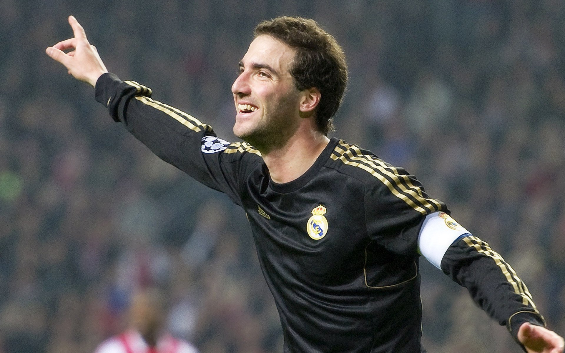 球员在欧冠场上展现韧性在加时中绝杀对手，欧冠淘汰赛加时赛